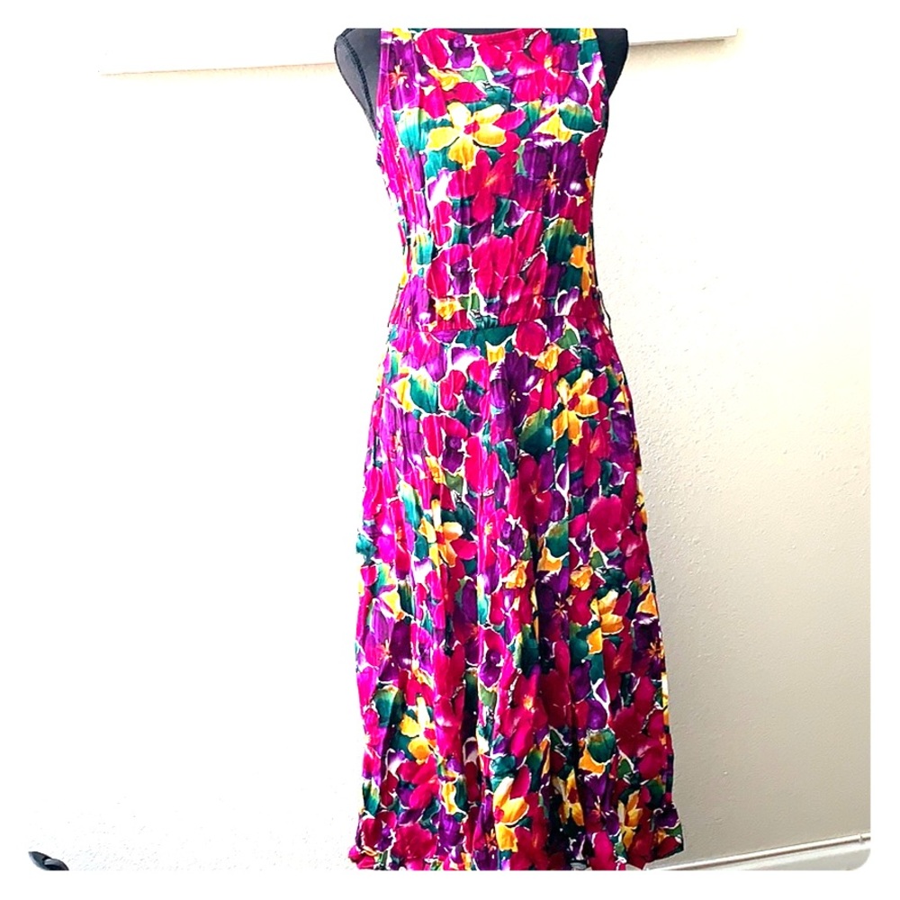 Beautiful floral print dress. Keyhole back. Small